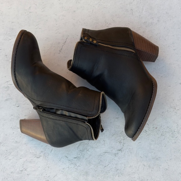 Shoedazzle Heeled booties - size 8 - Picture 3 of 6